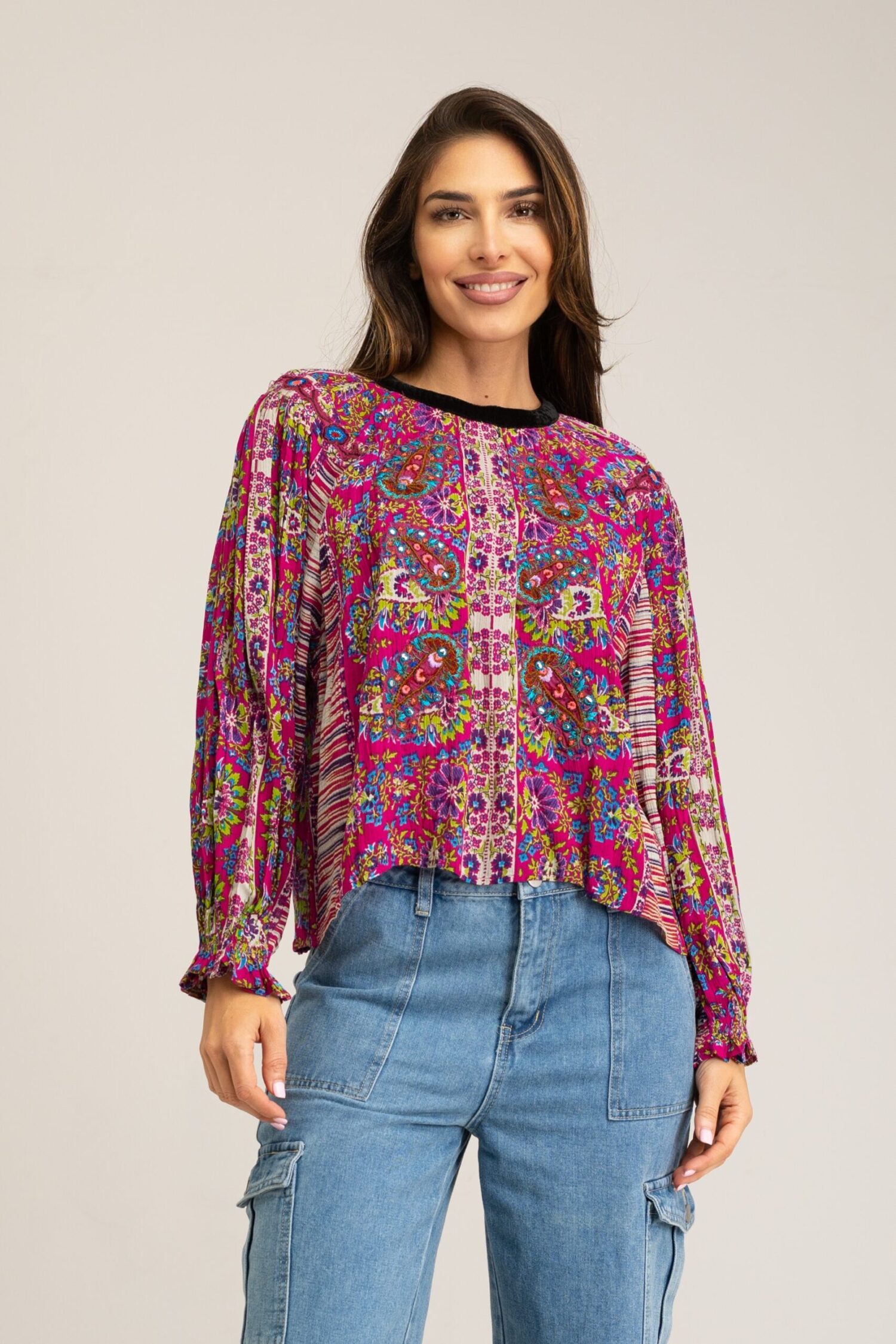 BLUSA ESTAMPADA VISCOSA CUELLO TERCIPELO Y BORDADOS