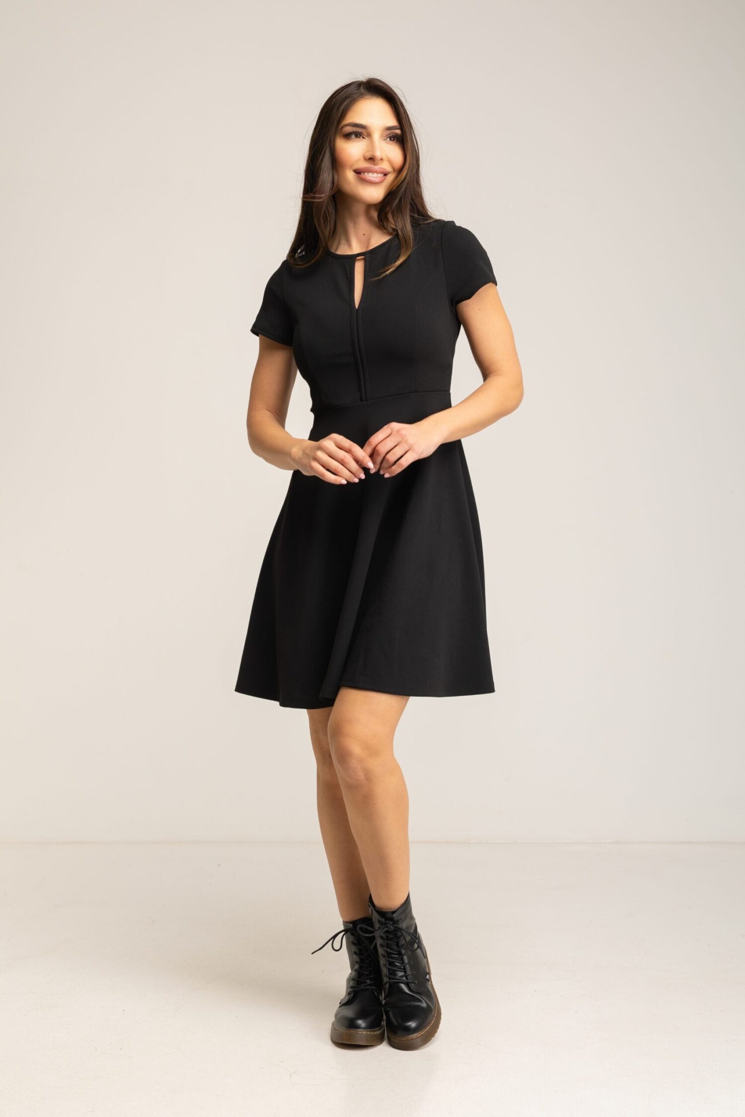 VESTIDO CORTO LISO CUELLO REDONDO MANGA CORTA