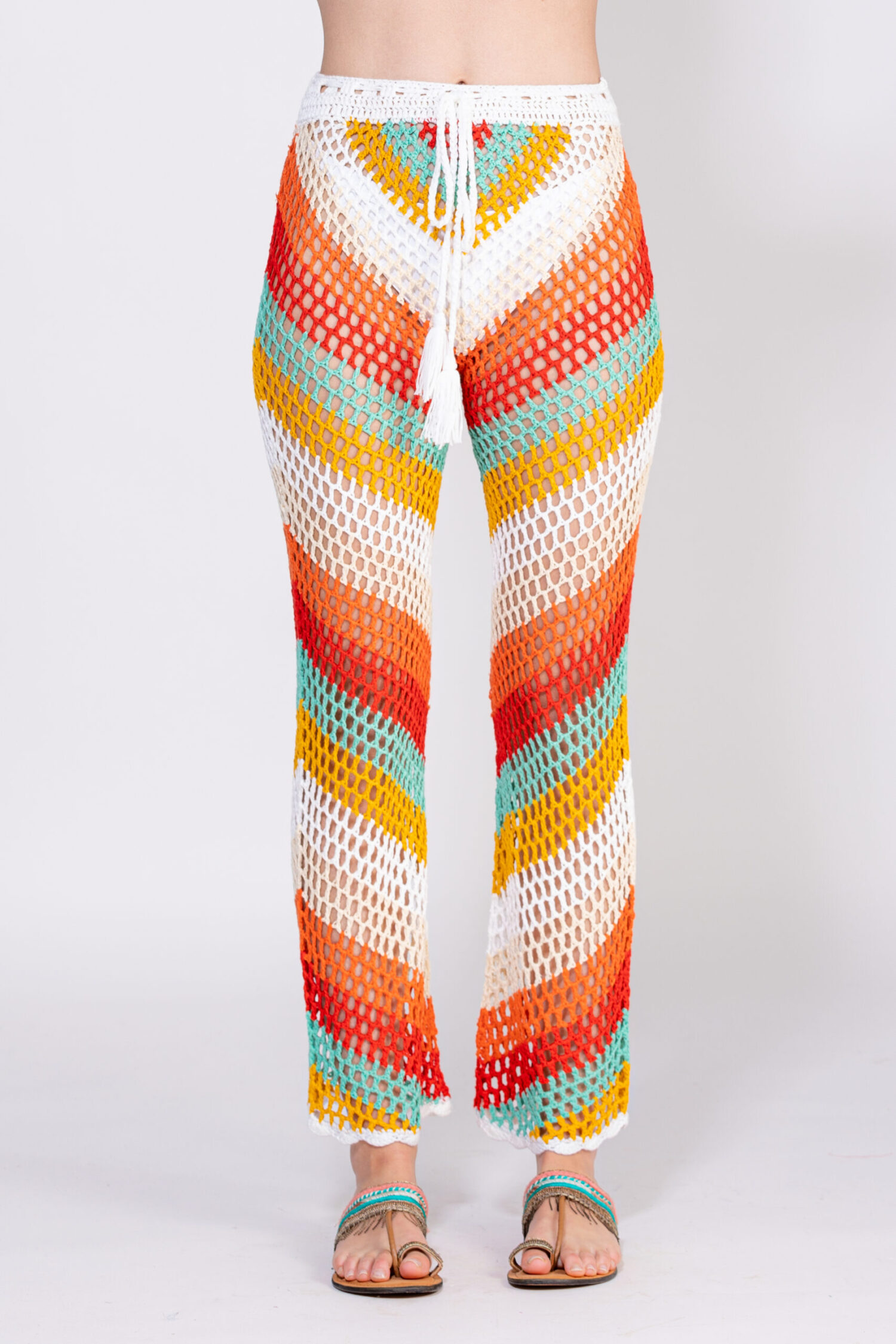 PANTALON LARGO CROCHET, EN RAYAS MULTICOLOR, CON CUERDA AJUSTABLE EN CINTURA, IDEAL PARA COMBINAR CON TOP DE ESTA MISMA COLECCIÓN