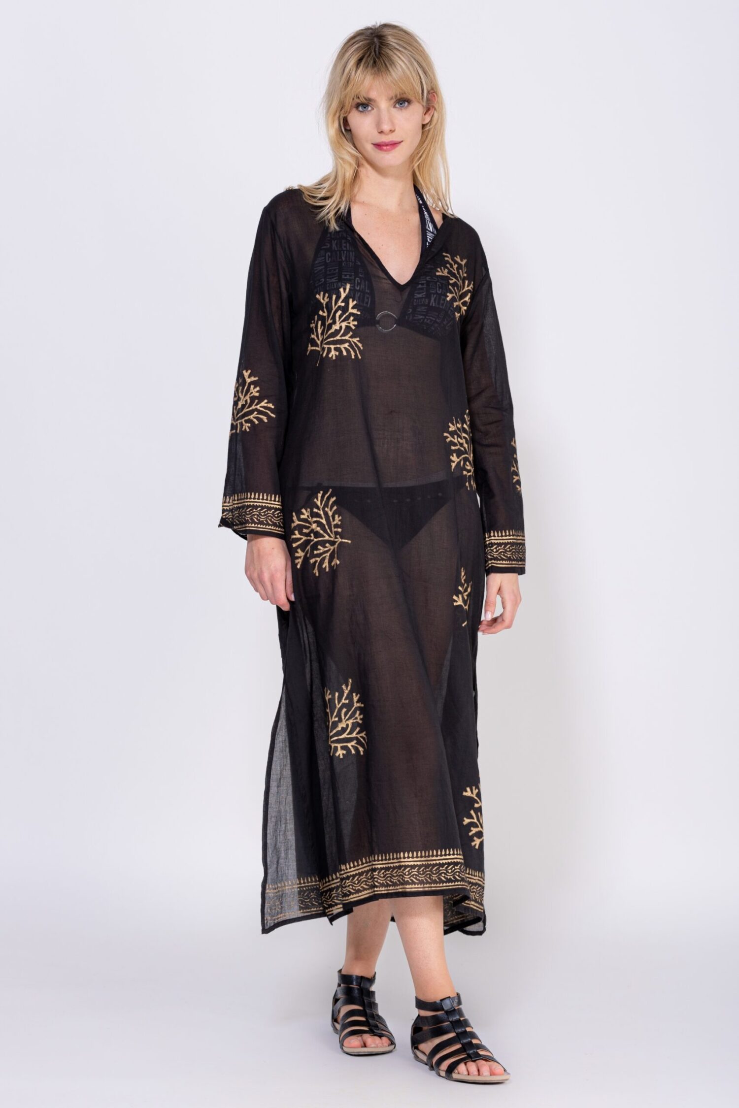 TUNICA KAFTAN, MOTIVOS DORADOS SOBRE EL CUERPO, APERTURAS LATERALES, CENEFAS ALREDEDOR DE PUÑOS Y BAJO