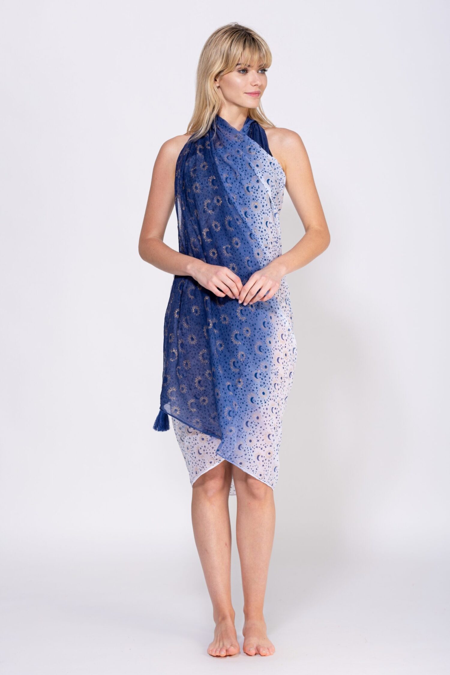 PAREO ESTAMPADO, CON MOTIVOS EN TONOS DORADOS EN TONOS EN DEGRADE