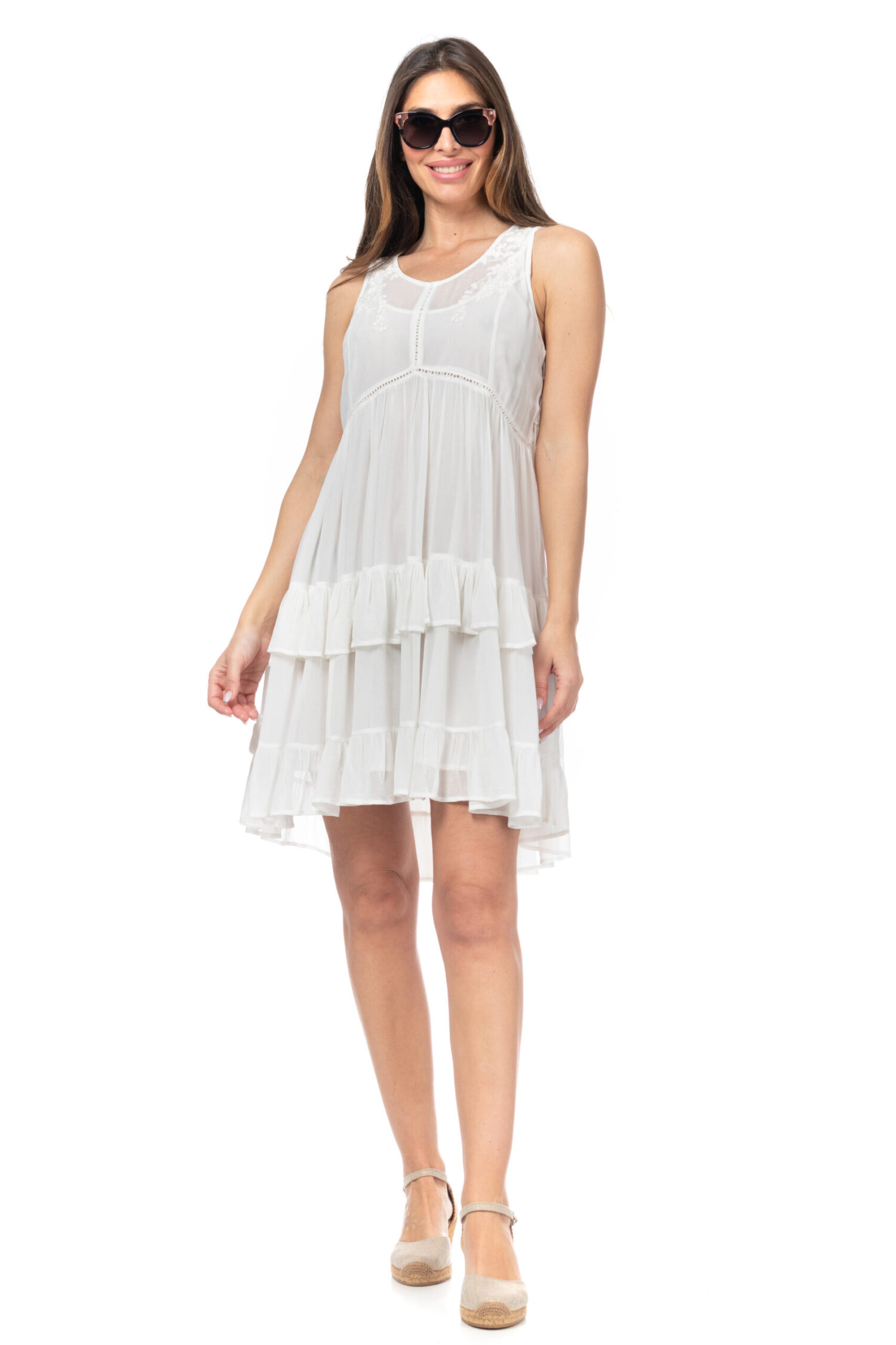 VESTIDO LISO CON VOLANTES AJUSTABLE CON CORDONES EN LOS LATERALES BORDADOS EN EL PECHO Y EN LA ESPALDA