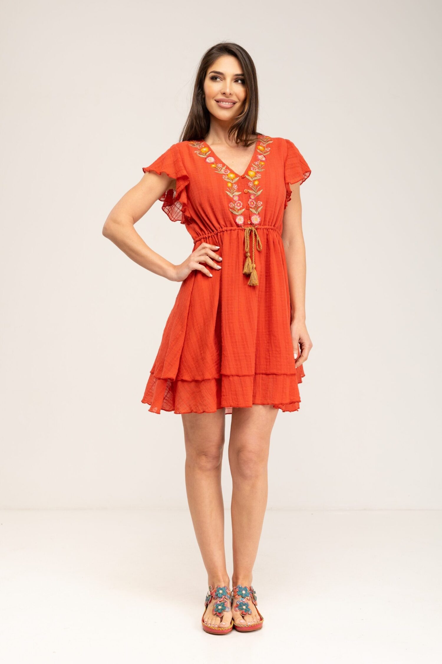 VESTIDO LISO CON BORDADOS MANUALES DE TELA RUSTICA