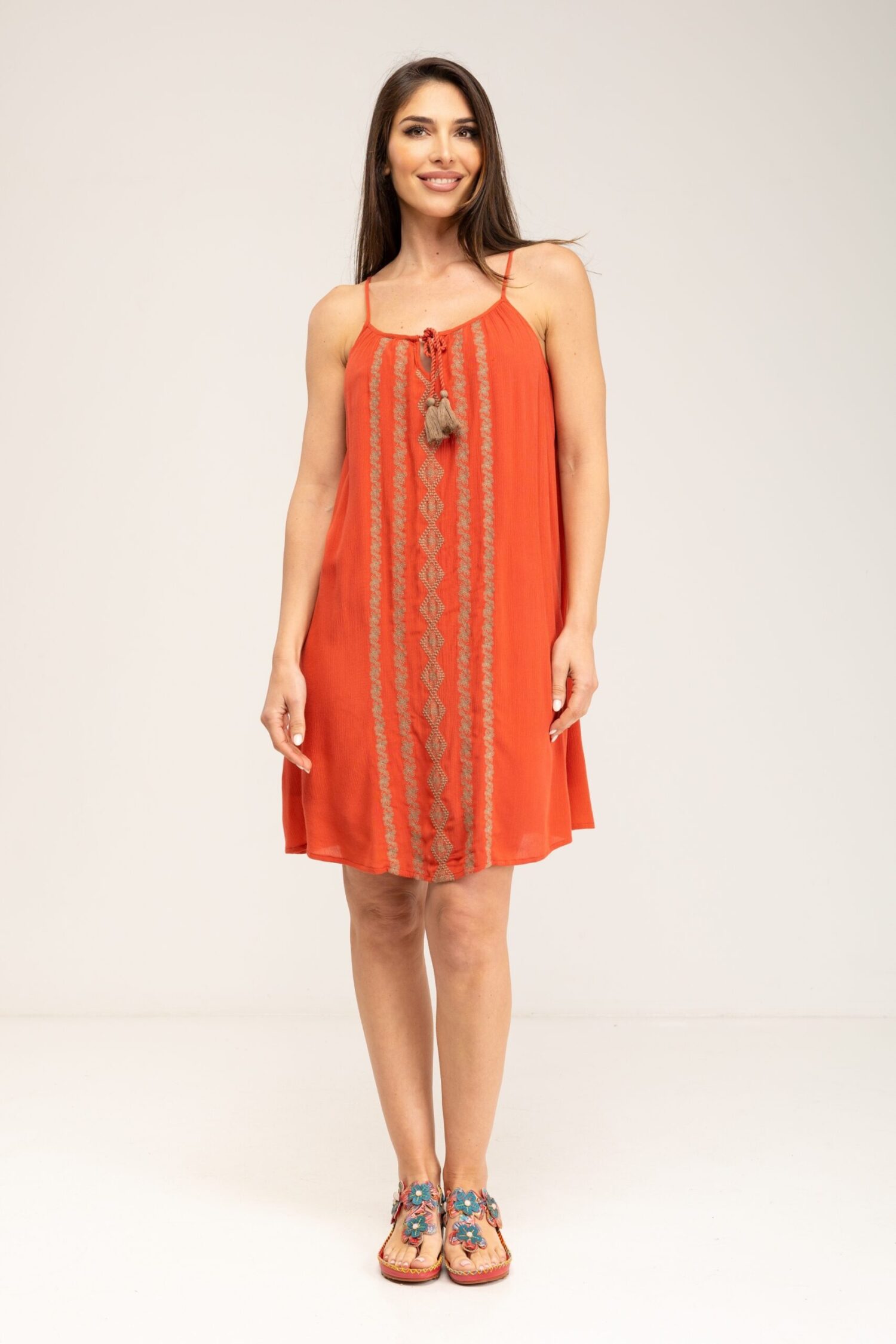 VESTIDO LISO BORDADO BICOLOR DE TIRANTE FINO