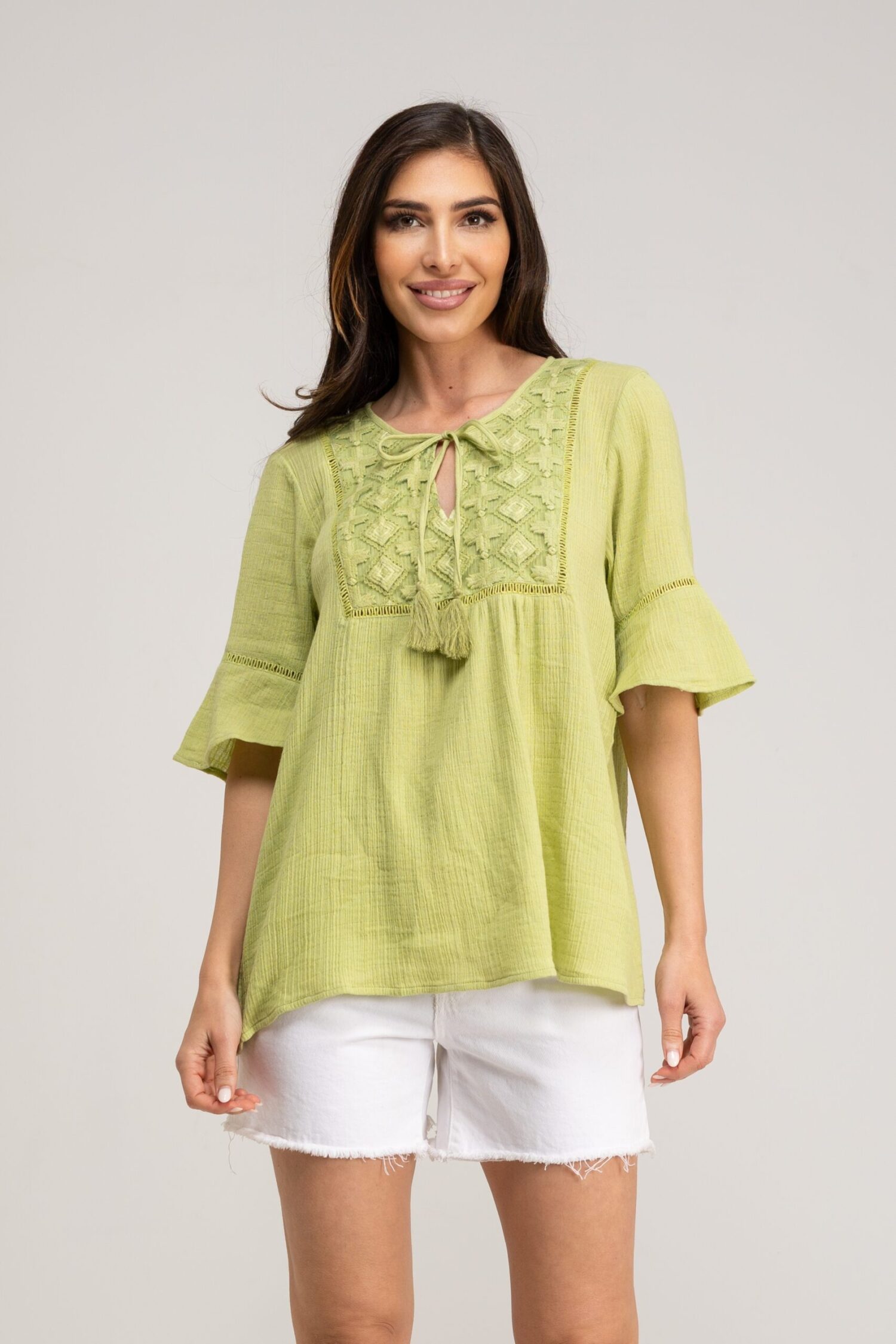 BLUSA LISA CON APLIQUE DE TEJIDO BLONDA Y MANGA 3/4