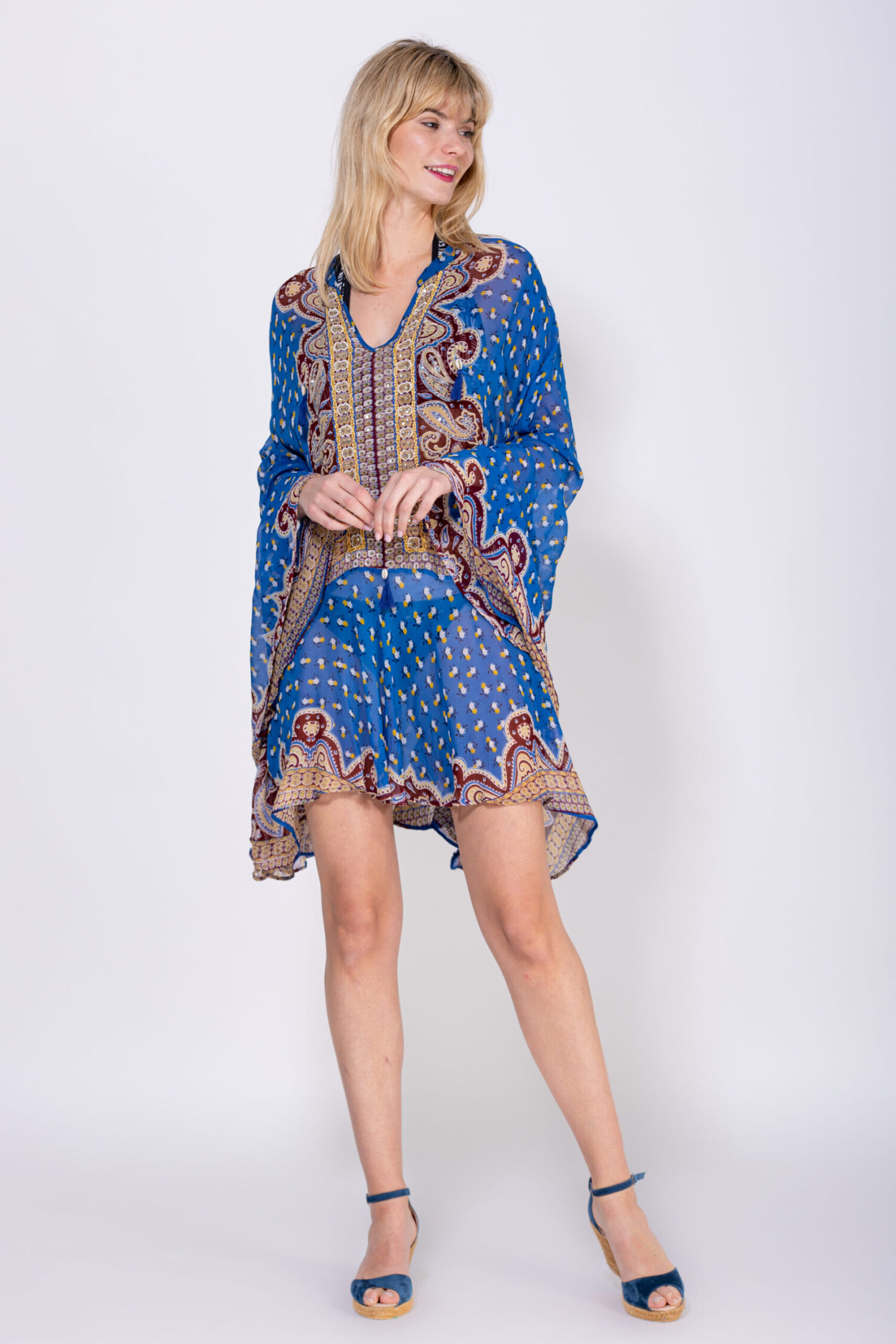 TUNICA ESTAMPADA CON CUELLO ACABADO EN V, ABALORIOS EN PARTE FRONTAL DEL PECHO Y GRAN AMPLITUD PARA USAR EN PLAYA COMO CUBRE BAÑADOR