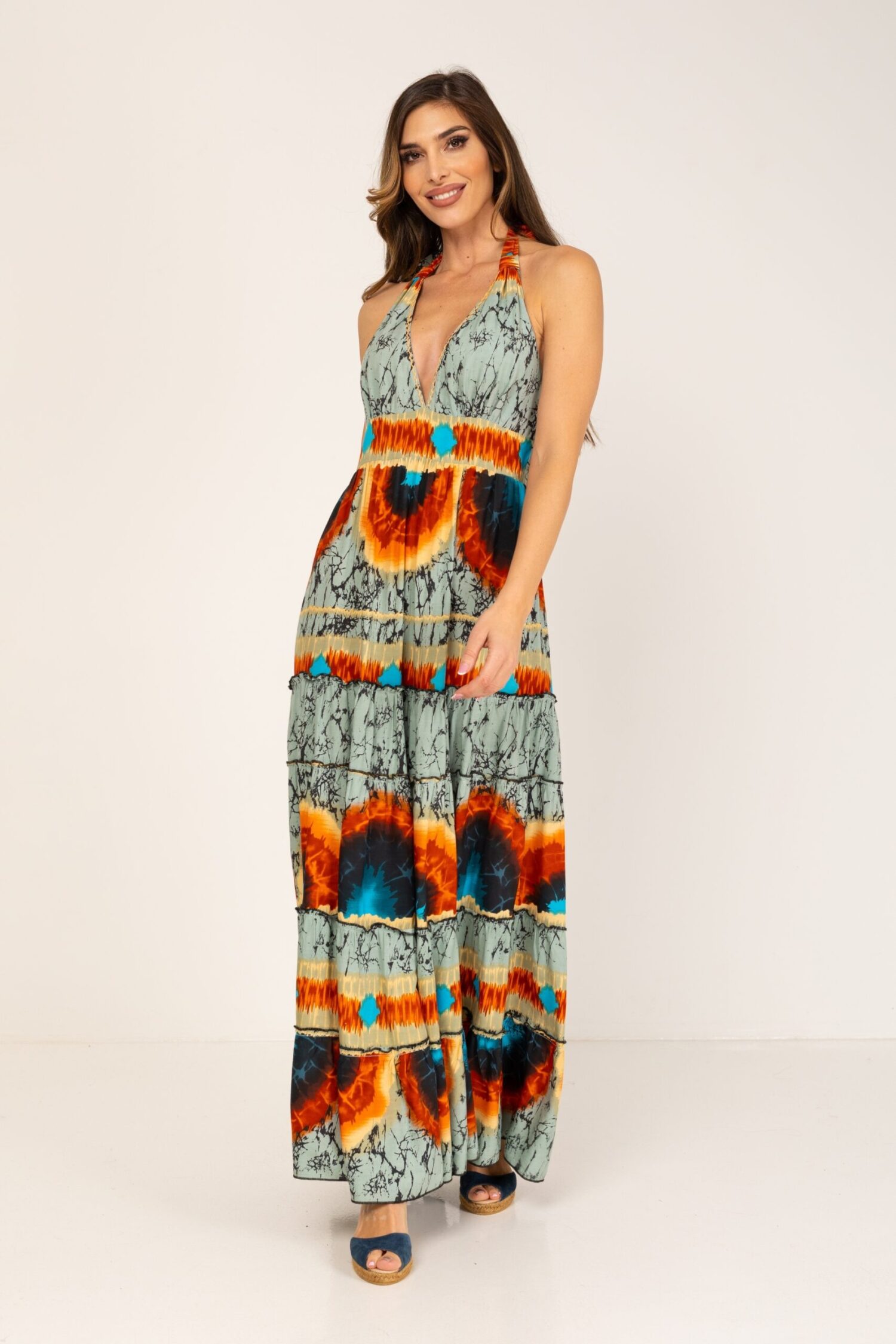VESTIDO LARGO TYE DYE, TIRANTES AL CUELLO ESCOTE TIPO BIKINI DELANTERO ESPALDA, CORTE BAJO EL PECHO Y EN FALDA BAJO LA CADERA