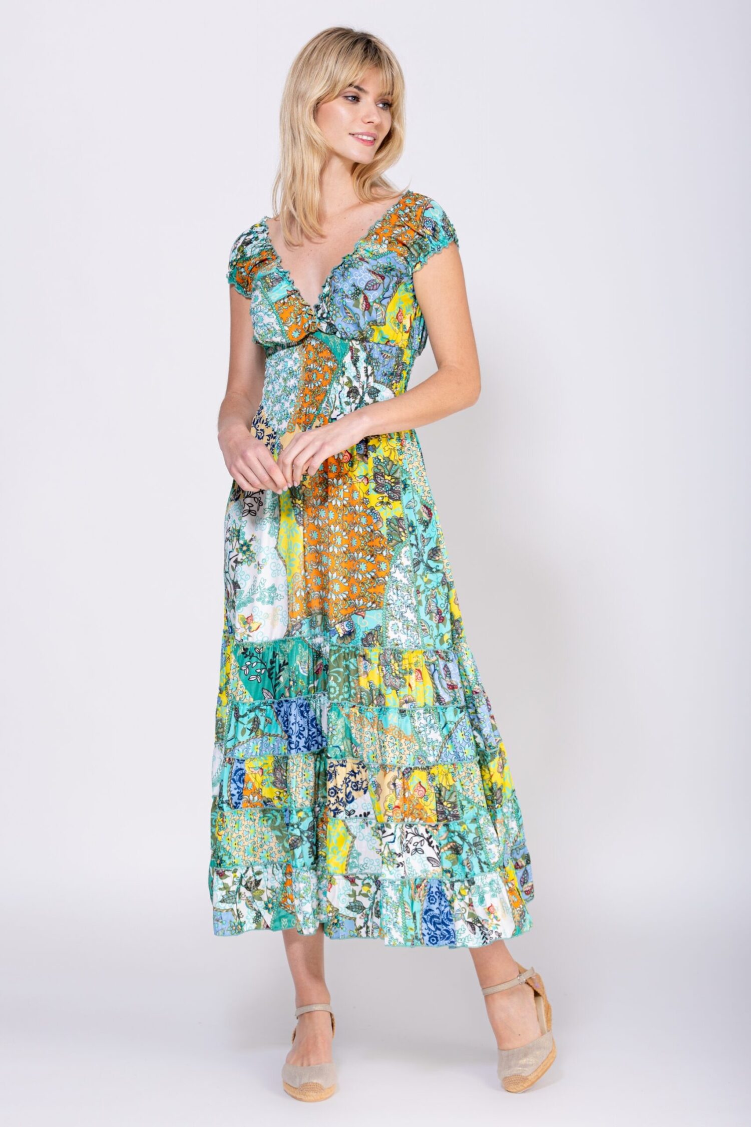 VESTIDO LARGO ESTAMPADO CUELLO EN V, TIRANTE ANCHO ENGOMADO, CORTE BAJO PECHO Y NIDO DE ABEJA EN CINTURA, PARTE BAJA CON VOLANTES DESDE CADERA AL BAJO