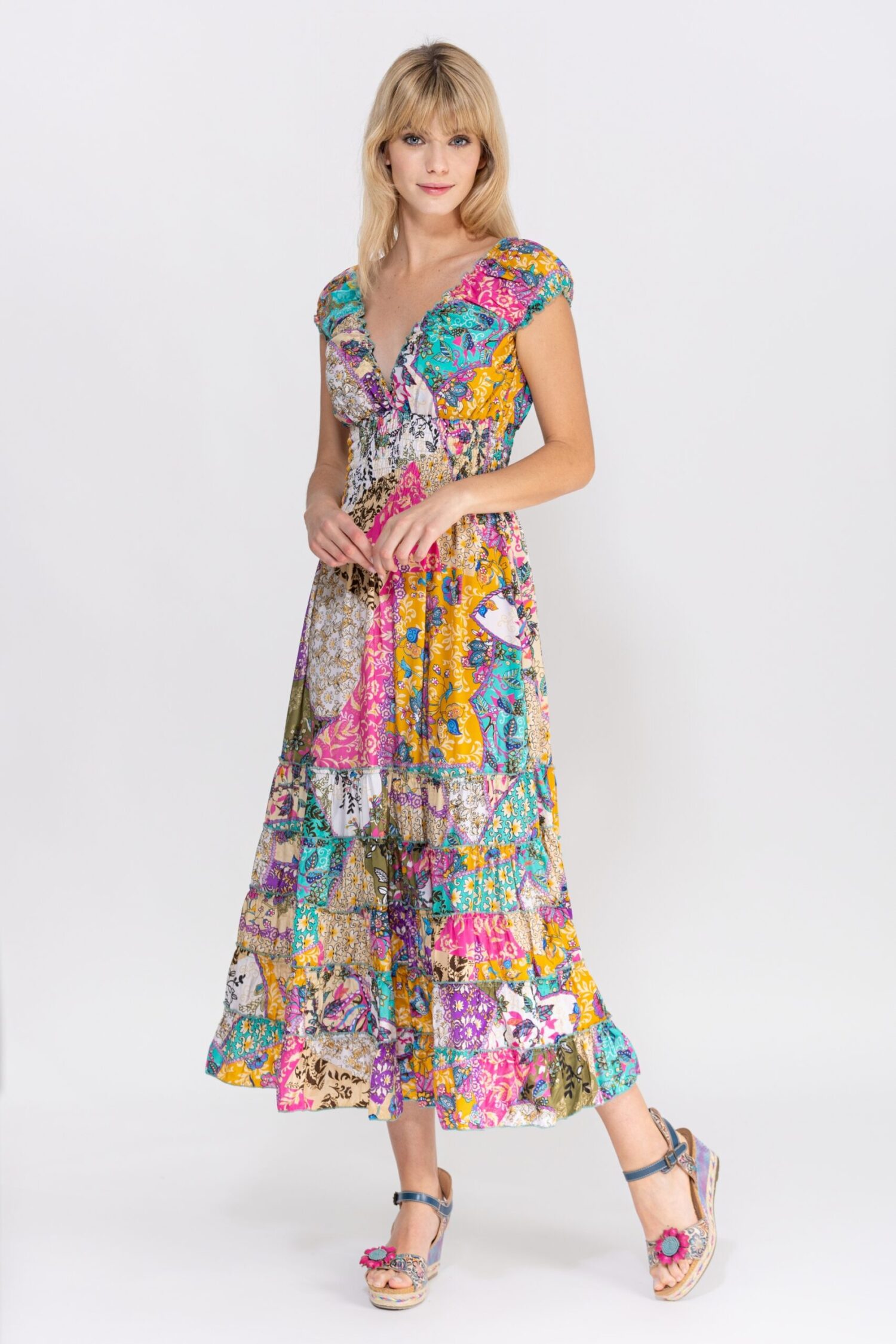 VESTIDO LARGO ESTAMPADO CUELLO EN V, TIRANTE ANCHO ENGOMADO, CORTE BAJO PECHO Y NIDO DE ABEJA EN CINTURA, PARTE BAJA CON VOLANTES DESDE CADERA AL BAJO