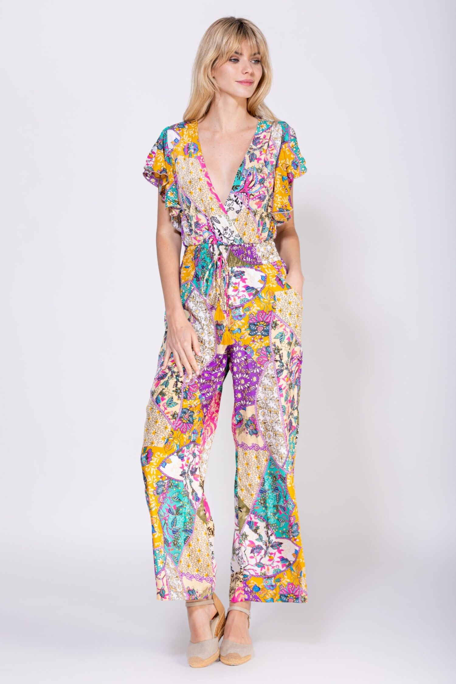 MONO LARGO ESTAMPADO CON MANGA CORTA ACABADA EN VOLANTE, CUELLO CRUZADO, CORTE BAJO PECHO Y CINTURA CON ENGOMADO Y CORDON PARA AJUSTAR