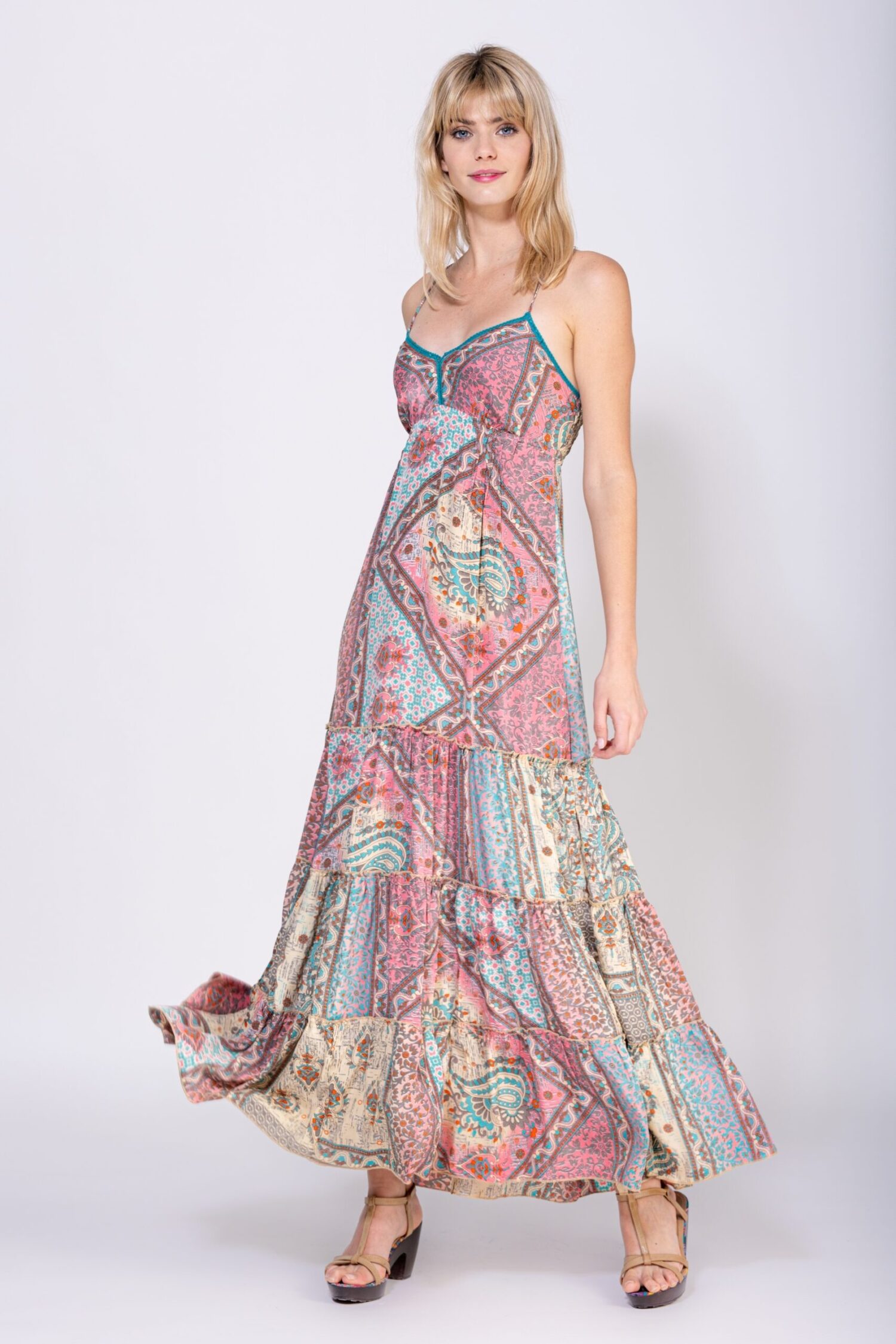 VESTIDO LARGO ESTAMPADO CON CORTES, ESCOTE EN V CON PUNTILLA, TIRANTES ATADOS EN LA ESPALDA Y CON NIDO DE ABEJA PARA AJUSTAR DETRÁS