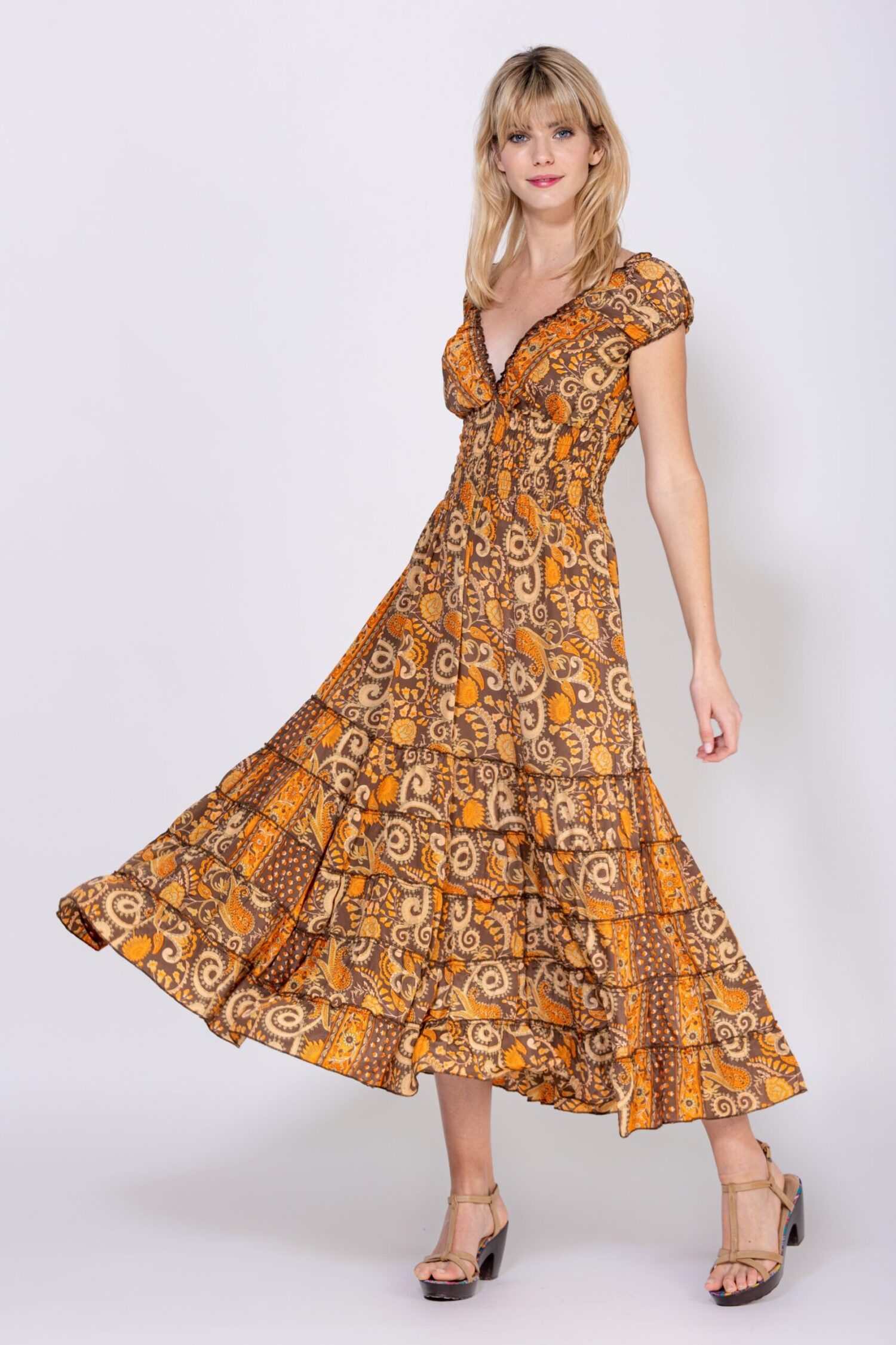 VESTIDO LARGO ESTAMPADO CUELLO EN V, TIRANTE ANCHO ENGOMADO, CORTE BAJO PECHO Y NIDO DE ABEJA EN CINTURA, PARTE BAJA CON VOLANTES DESDE CADERA AL BAJO