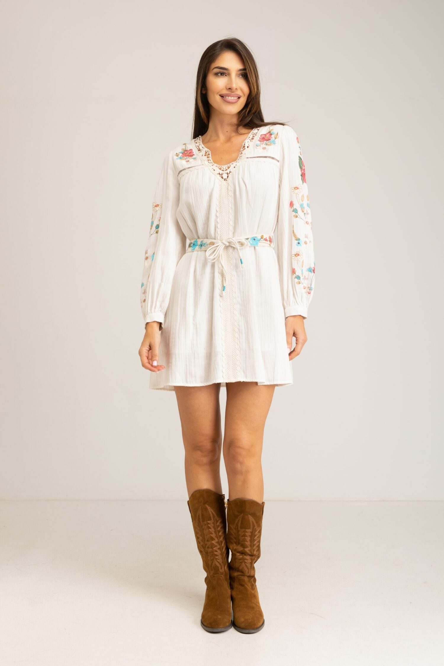 VESTIDO CORTO LISO ALGODÓN BORDADO CON CINTURON Y CUELLO GUIPUR