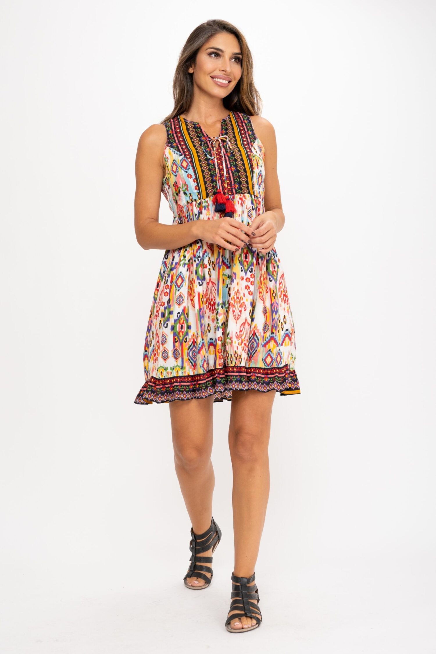 VESTIDO CON DOS ESTAMPADOS CORTES EN EL PECHO CON BORDADOS CUELLO REDONDO CERRADO CON CORDON TERMINADO EN POMPONES