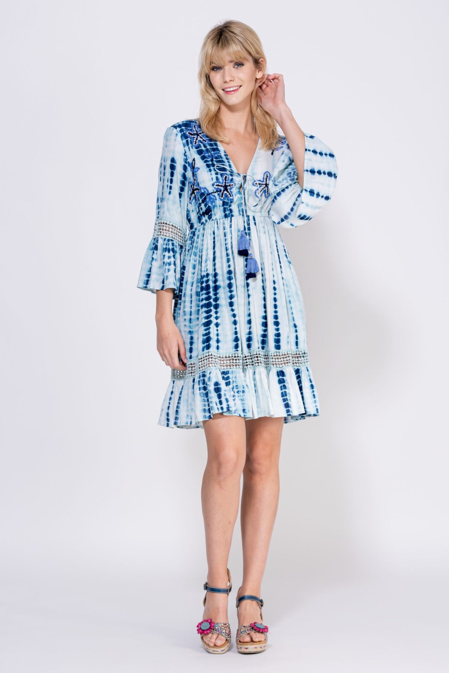 VESTIDO ESTAMPADO CON ENCAJES Y BORDADOS CORTE BAJO EL PECHO CON GOMA ELASTICA