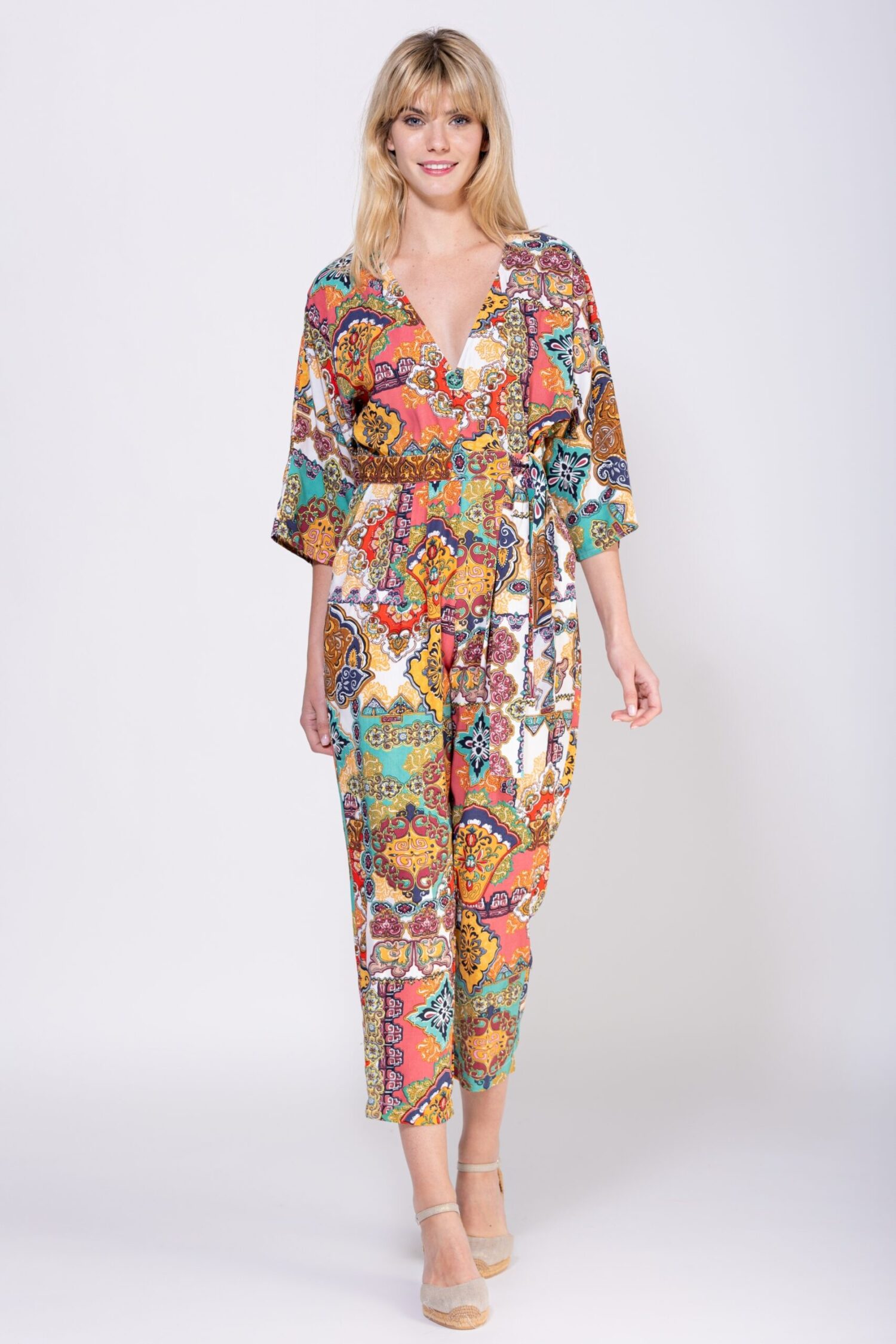 MONO CON LARGO HASTA EL TOBILLO, MANGA 3/4 CUELLO EN V, LAZO PARA AJUSTAR EN CINTURA, BOLSILLOS LATERALES