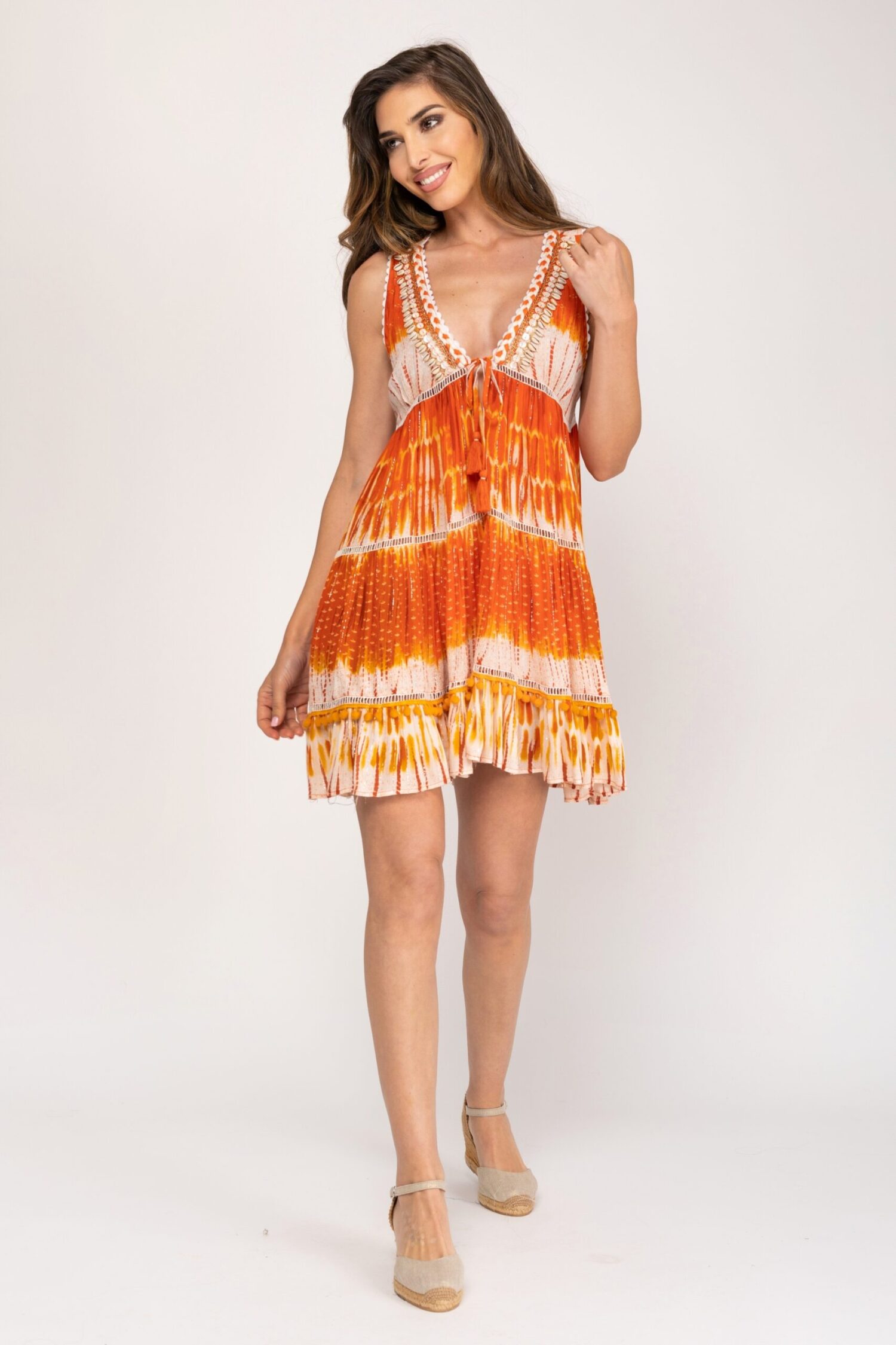 VESTIDO TYE DYE CORTO, CUELLO EN V Y HOMBRO DESCUBIERTO, DECORADO CON CONCHAS BOTONES Y ABALORIOS EN ESCOTE, CORTES EN FALDA CON CINTAS DE LACE