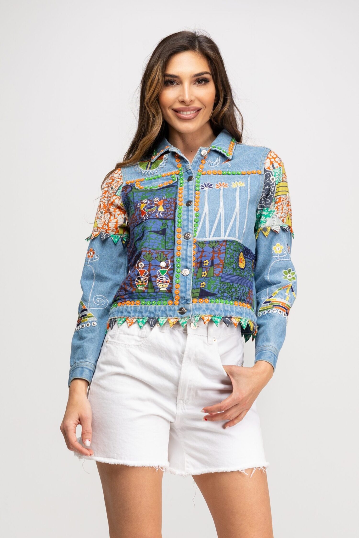 CHAQUETA DENIM BORDADA EN VARIOS COLORES CON BOTONES METALICOS