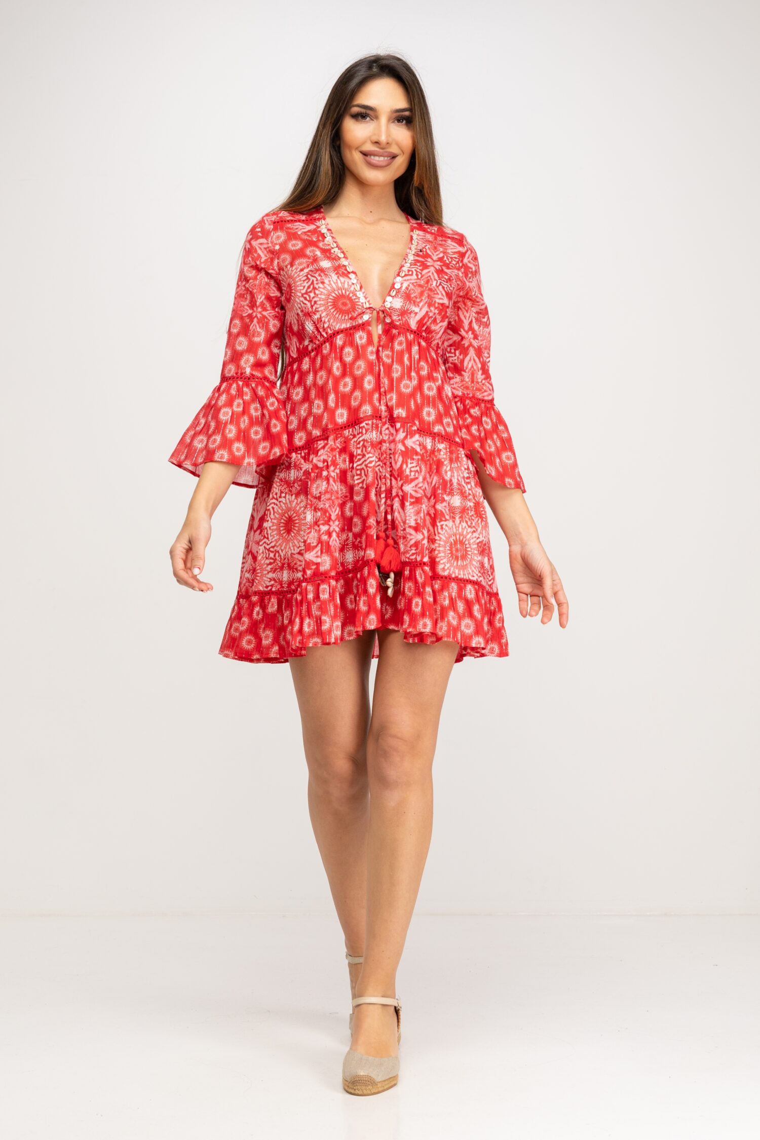 VESTIDO CORTO CON MIX DE ESTAMPADOS ESTILO BOHO CON DETALLES METALICOS, CON MANGA 3/4 ACAMPANADA,  ESCOTE PICO CON  DECORACIONES DE CARACOLAS Y BOTONES, CON CIERRE DE CORDON AJUSTABLE BAJO PECHO Y TERMINADO CON BORLAS