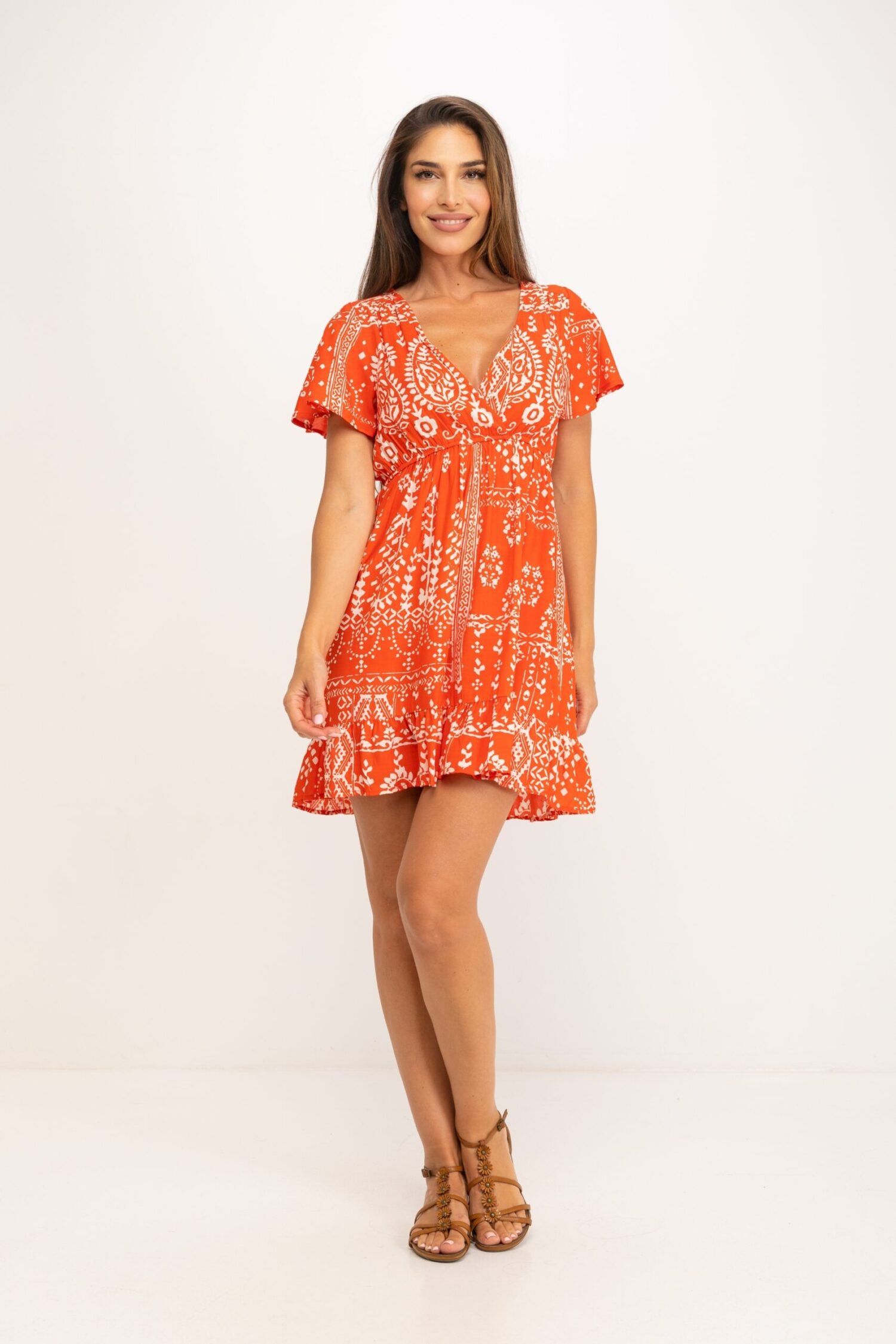 VESTIDO CORTO ESTAMPADO BITONO, CUELLO EN V CRUZADO, MANGA CORTA Y VOLANTE EN BAJO