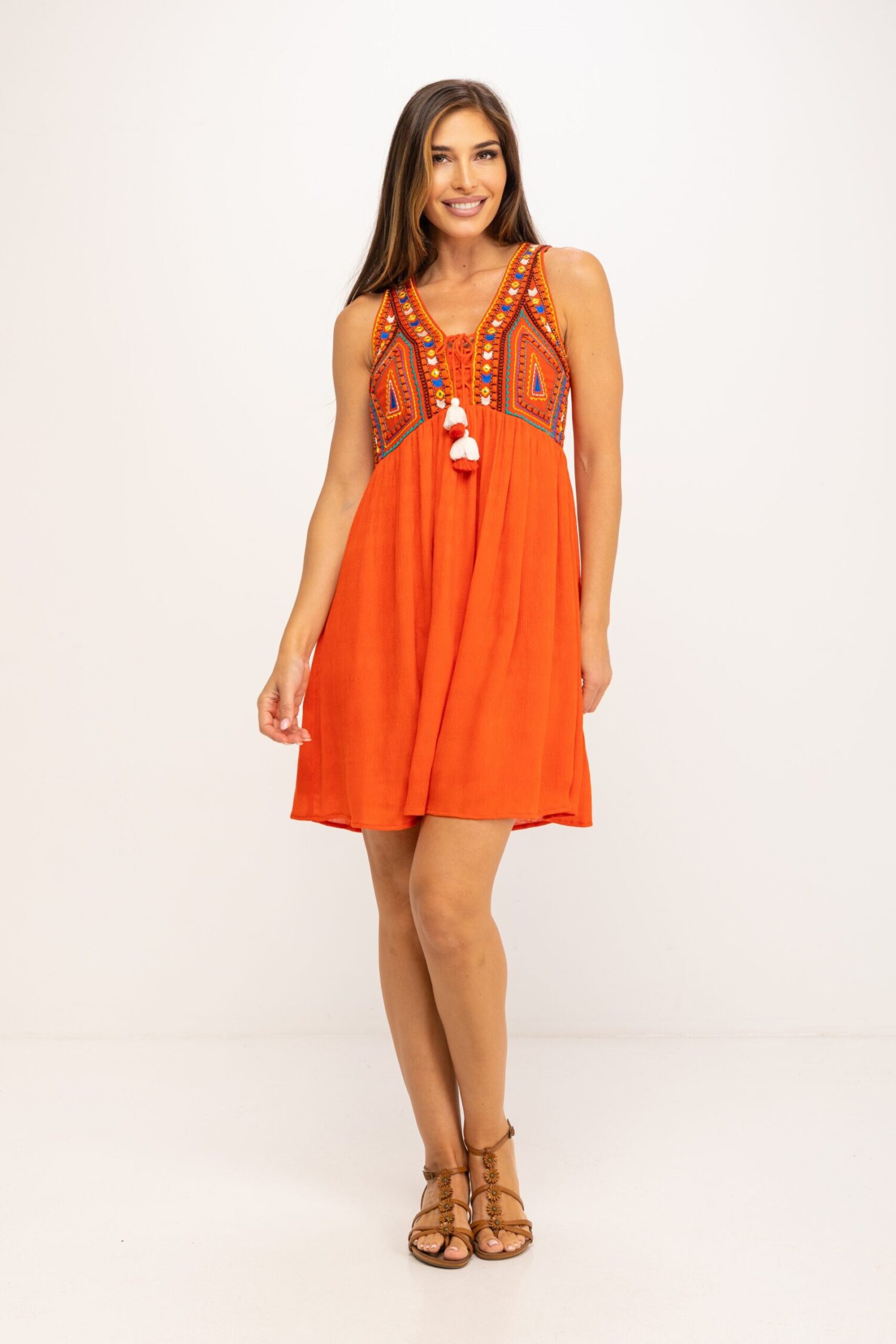 VESTIDO LISO TEJIDO ESPECIAL ACABADO EN CREPE, SIN MANGAS, PECHO CON BORDADOS Y TRABAJOS ARTESANALES, CUELLO CON CORDONES Y BORLAS DE ADORNO EN EL FINAL DEL MISMO