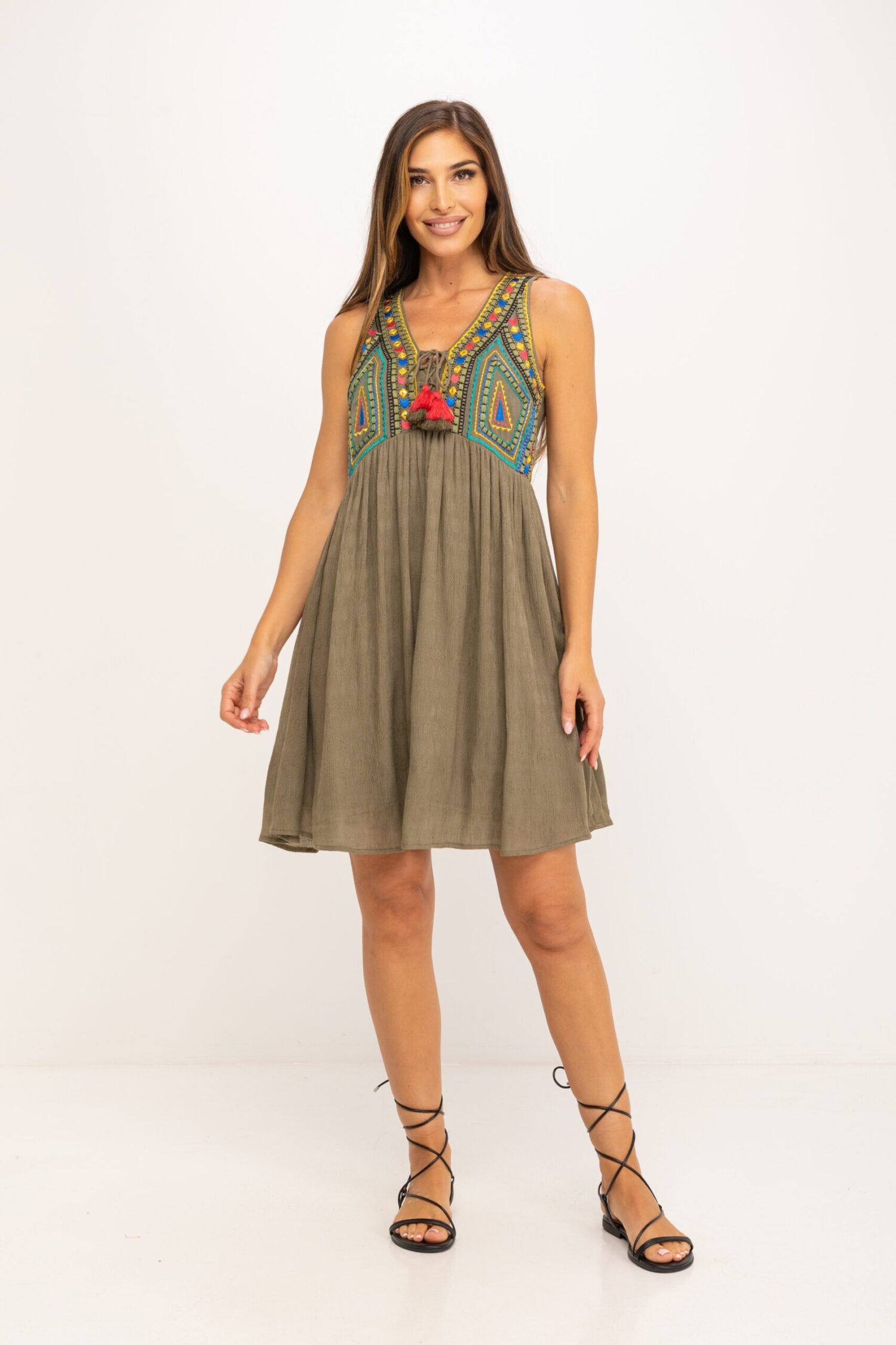 VESTIDO LISO TEJIDO ESPECIAL ACABADO EN CREPE, SIN MANGAS, PECHO CON BORDADOS Y TRABAJOS ARTESANALES, CUELLO CON CORDONES Y BORLAS DE ADORNO EN EL FINAL DEL MISMO