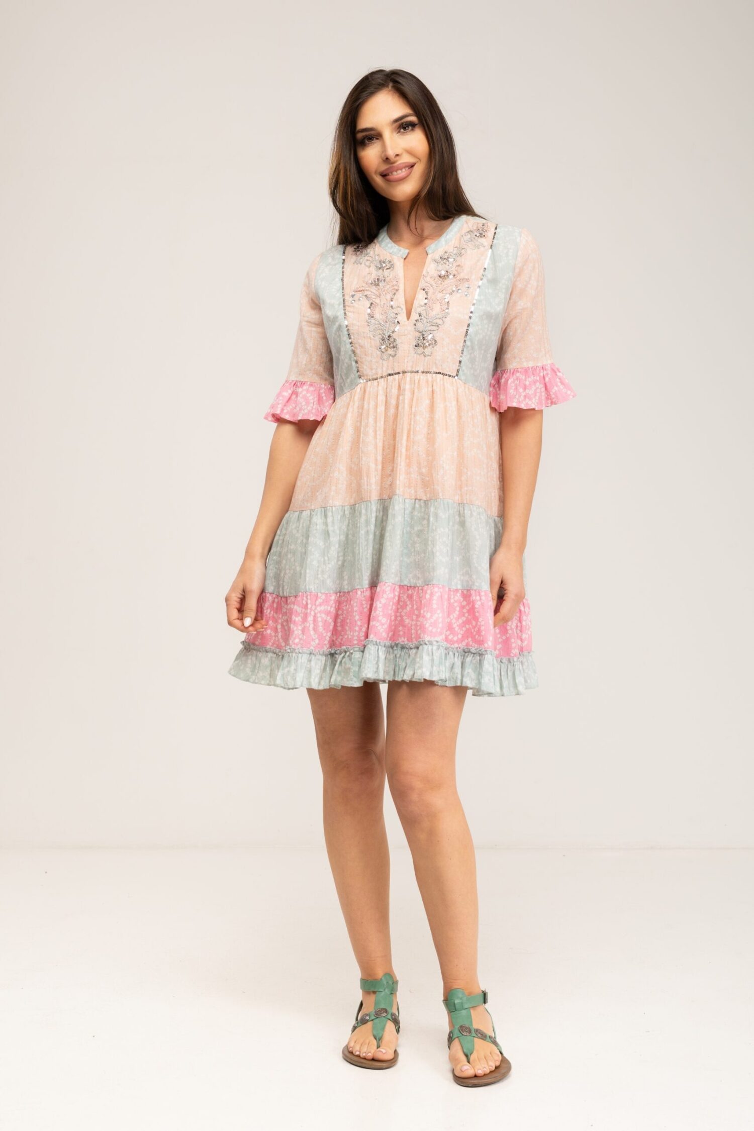 VESTIDO CORTO ESTAMPADO BOHO LOOK, CON MEZCLA DE COLORES LISOS Y ADORNOS DE BORDADO Y LENTEJUELAS.