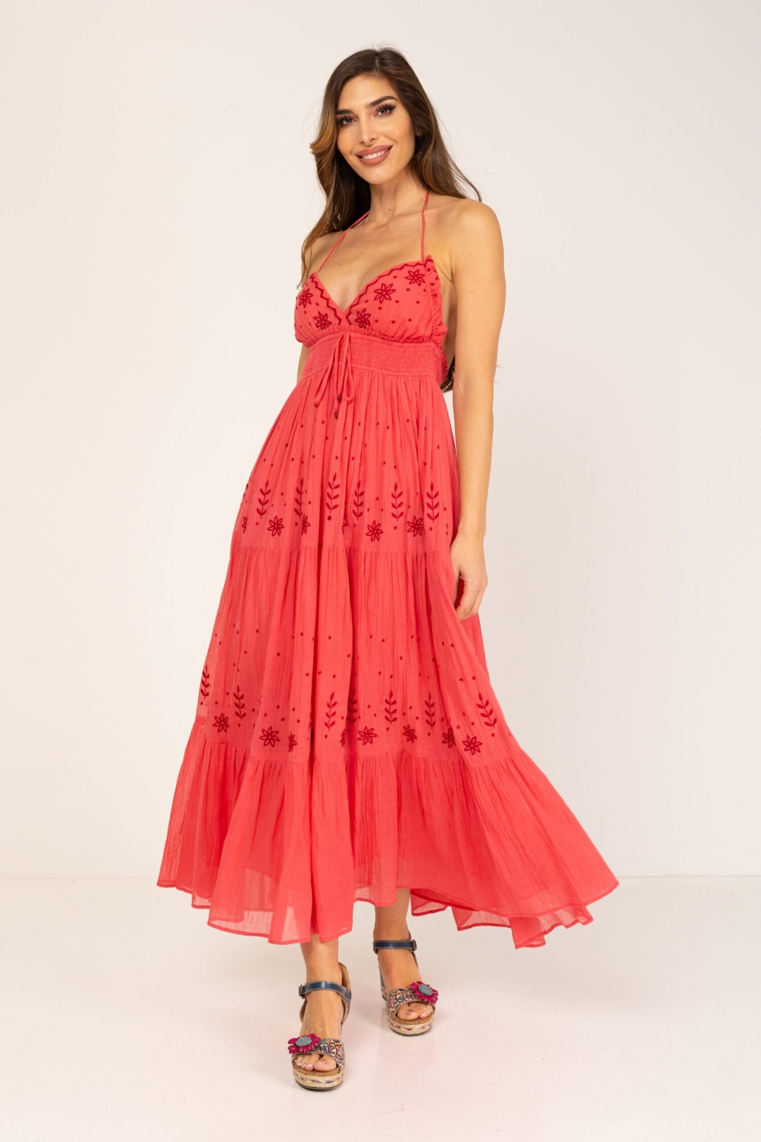 VESTIDO LARGO CON BORDADOS EN TEJIDO DE CREPE ALGODÓN, CON ESCOTE PICO ATADO AL CUELLO, ESPALDA ABIERTA Y AJUSTABLE DE  NIDO DE ABEJA BAJO PECHO Y ESPALDA