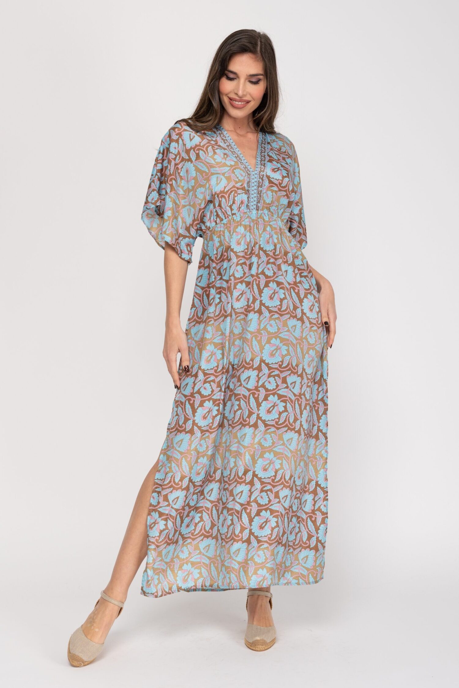 VESTIDO LARGO ESTAMPADO, CON ABERTURA EN LOS LATERALES, CORTE BAJO EL PECHO, CUELLO EN V, ESPALDA ABIERTA CERRADA CON CORDON