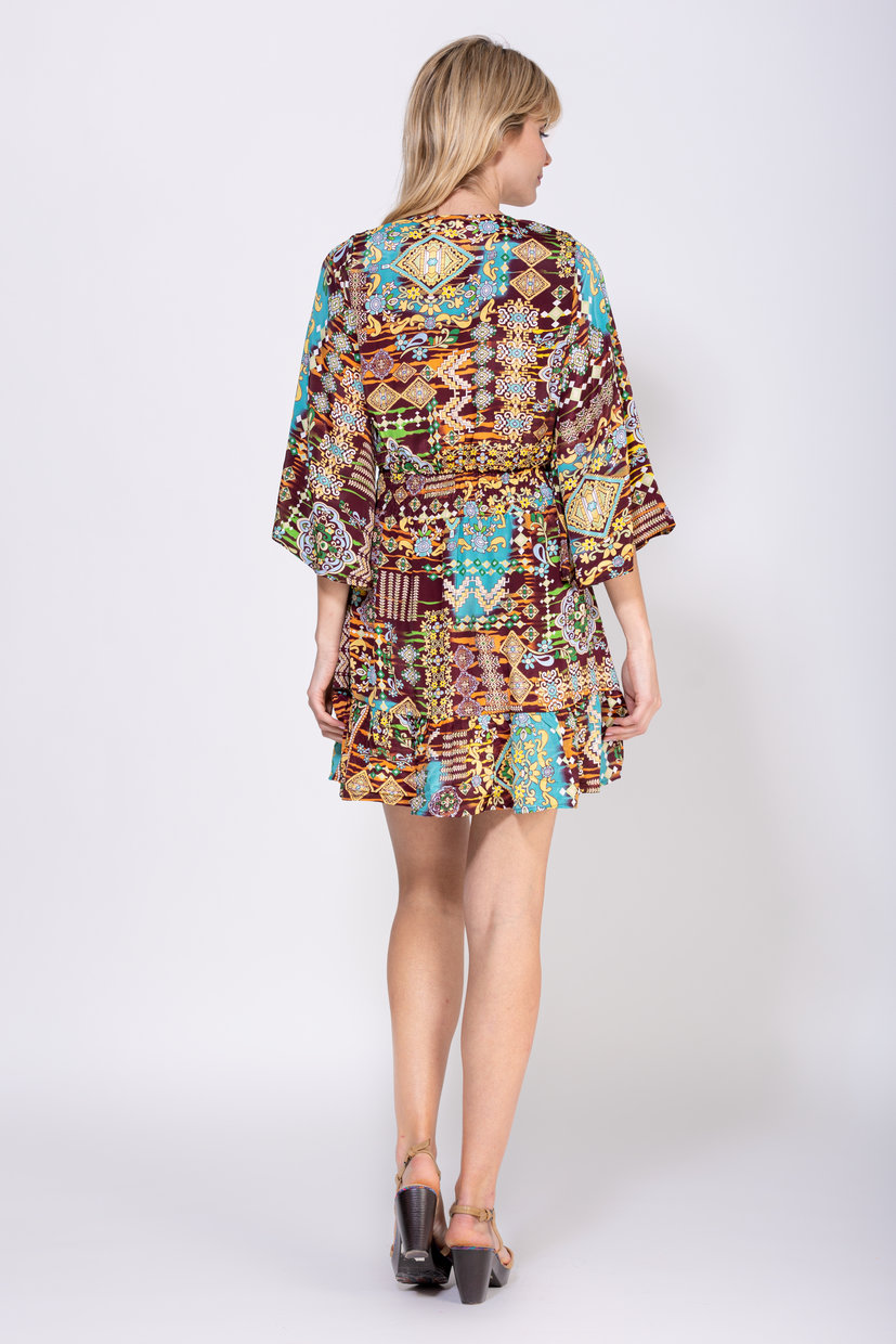 VESTIDO CORTO ESTAMPADO CON ELASTICO EN LA CINTURA CUELLO CRUZADO TERMINADO EN V MANGA ACAMPANADA TRES CUARTOS - Imagen 2