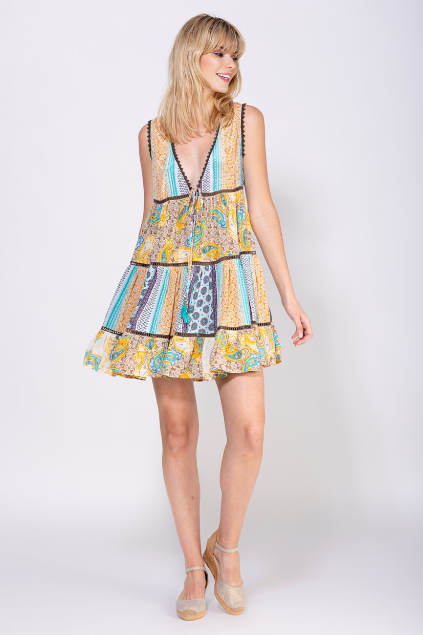 VESTIDO CORTO ESTAMPADO CON VARIOS CORTES SEPARADOS CON LA TIRAS DE LACES CUELLO TERMINADO EN V