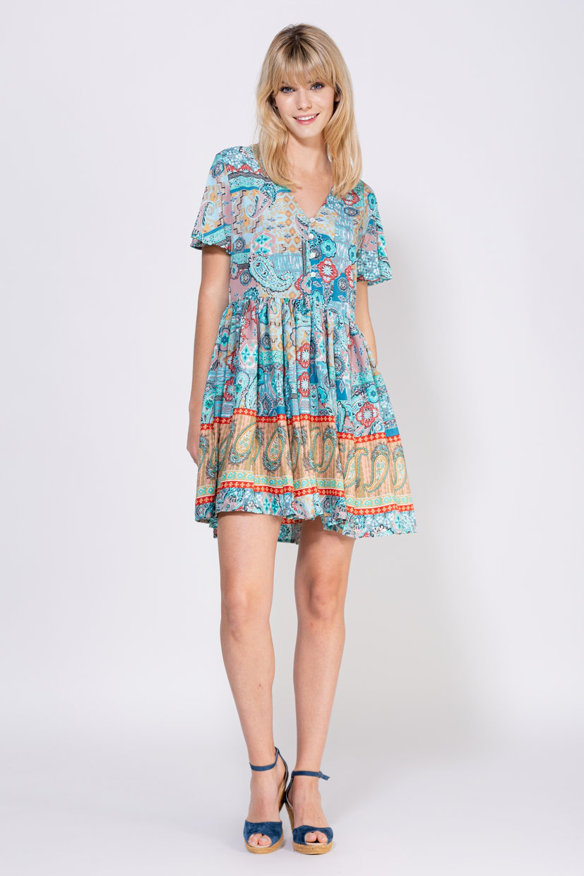 VESTIDO CORTO ESTAMPADO CUELLO TERMINADO EN V ABOTONADO HASTA CORTE EN CINTURA