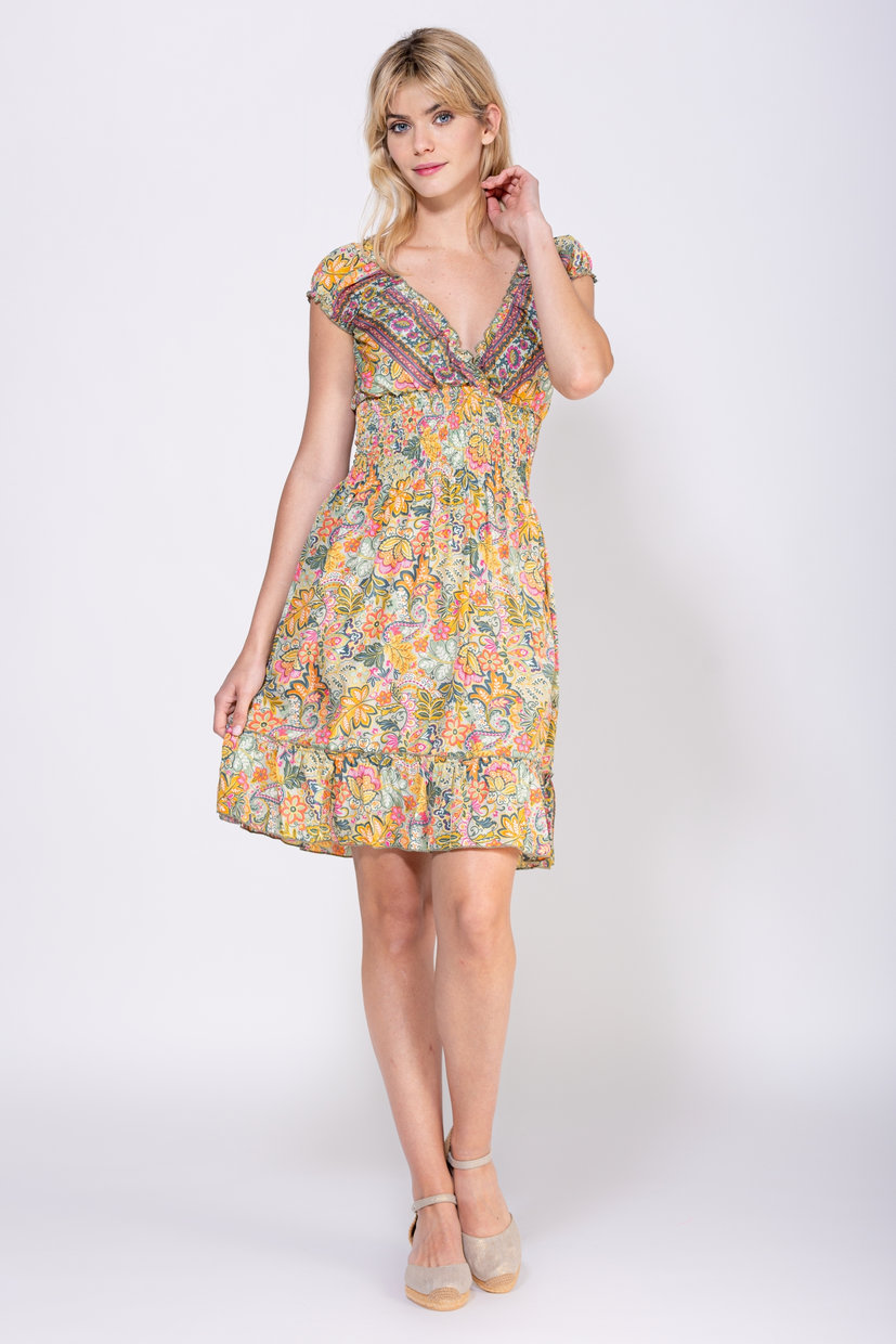 VESTIDO CORTO ESTAMPADO CON ESCOTE CRUZADO HASTA CINTURILLA ELASTICA, MANGAS TERMINADAS CON ELASTICO