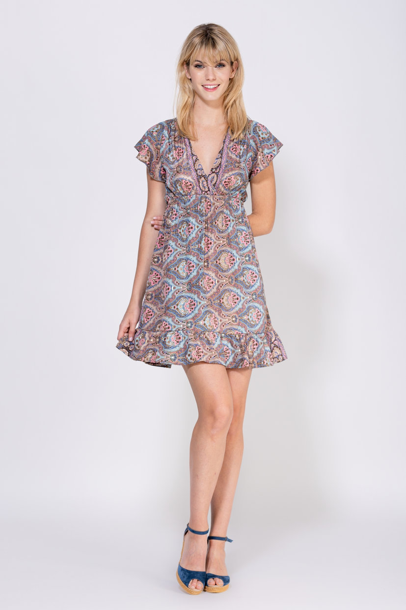 VESTIDO CORTO ESTAMPADO CON ELASTICO EN CINTURA CUELLO CRUZADO TERMINADO EN V MANGAS  VOLANTE