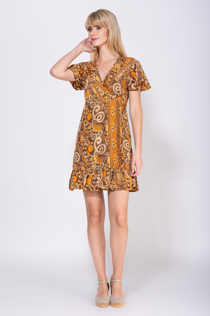 VESTIDO CORTO ESTAMPADO CRUZADO CON CORTE BAJO PECHO SUJETO CON LAZO  MANGAS  VOLANTE